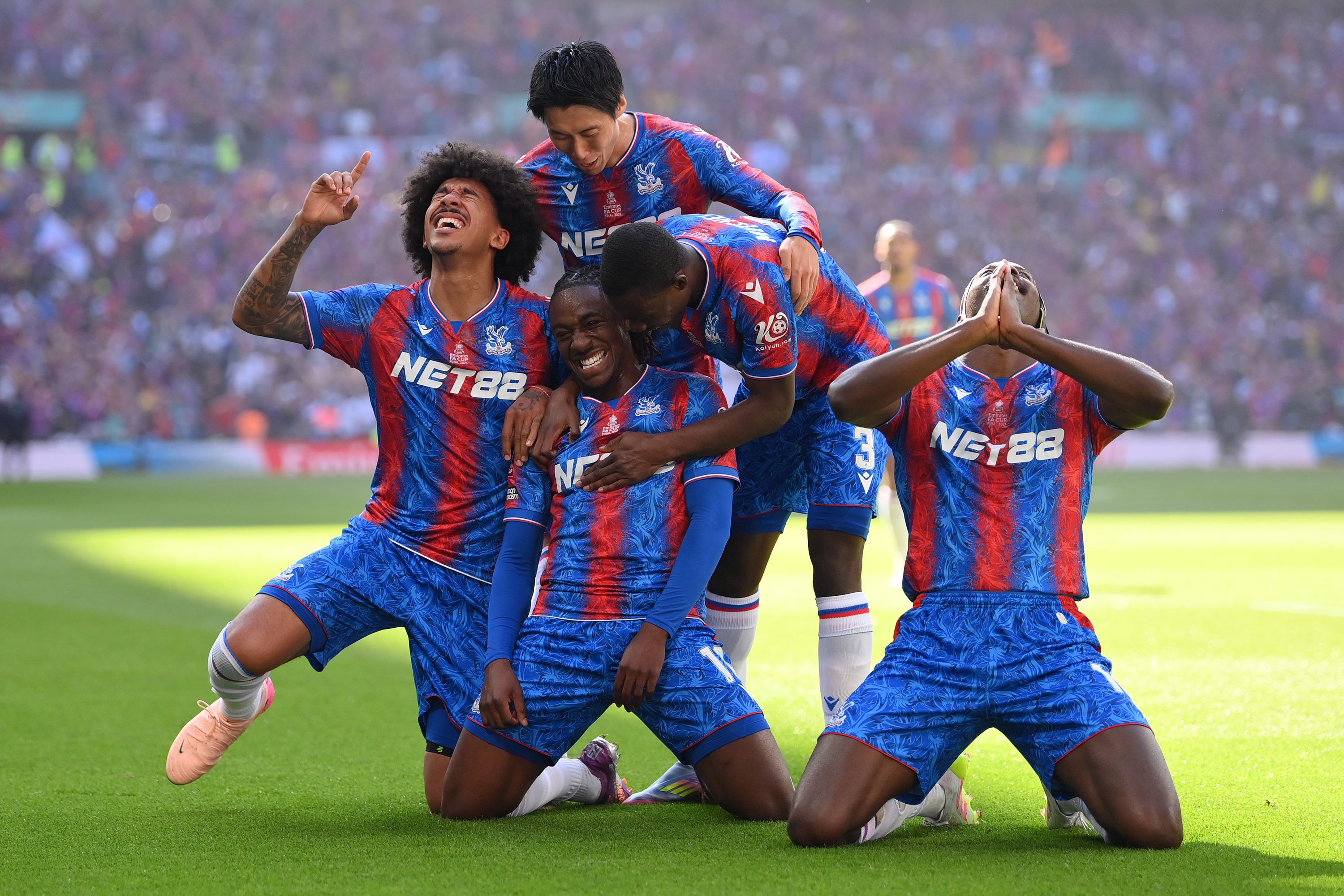 Lipský triumf jako tečka za divokým rokem. Crystal Palace slaví historickou trofej, Rayo Vallecano zlomil Mateta